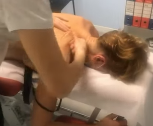 Massaggio terapeutico decontratturante alle spalle – Officina del Corpo Milano